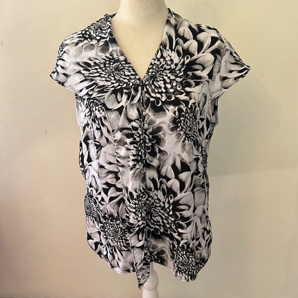 Worthington black white floral button front cap sleeve blouse Size M